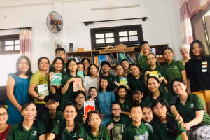 Theo nhà văn Nguyễn Bích Lan, cách tốt nhất giúp trẻ ham mê đọc sách là cha mẹ đọc sách để làm gương. Ảnh minh họa