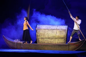 Một cảnh trong vở 'Con đò của mẹ' (kịch bản: Bùi Vũ Minh, Nhà hát Kịch Công an nhân dân dàn dựng). Ảnh: NVCC