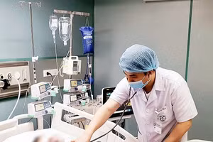 Bệnh nhân sởi biến chứng phải thở máy, lọc máu. Ảnh: Bệnh viện Bạch Mai cung cấp