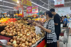 Người dân Việt Nam mua sắm tại một chuỗi bán lẻ toàn quốc.