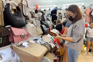 Khách hàng mua sắm túi hàng hiệu tại trung tâm thương mại Saigon Square. Ảnh: Phương Uyên