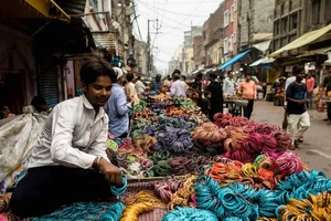 Khắp Firozabad, đâu đâu cũng có người bán vòng tay thủy tinh. Ảnh: Bbc.com 