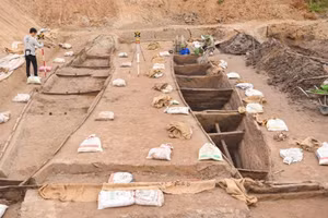 Hai chiếc thuyền nằm song song, hai đầu mũi thuyền được liên kết bằng một thanh gỗ chắc chắn.