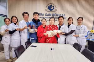 Ê-kíp bác sĩ và gia đình sản phụ. Ảnh: BVCC