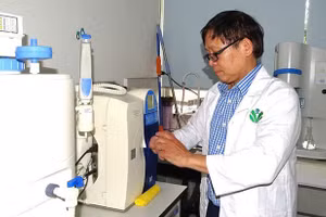 GS.TS Nguyễn Cửu Khoa trong phòng thí nghiệm.