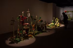 Ở mỗi điểm dừng, tác phẩm trở thành một luận điểm trực quan.