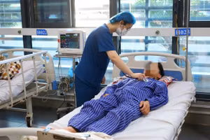 Bác sĩ Khoa Hồi sức tích cực - Chống độc thăm khám cho bệnh nhân. Ảnh: BVCC