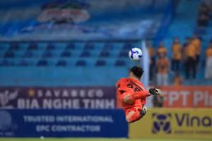 Thủ môn Trần Trung Kiên trong một tình huống cản phá thành công trận Hoàng Anh Gia Lai hòa Hà Nội tại sân Hàng Đẫy, ngày 23/8. Ảnh: VPF