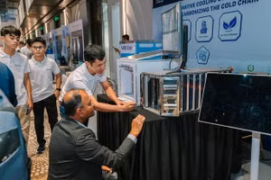 Nhóm nghiên cứu thử nghiệm sản phẩm.