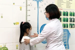 Bác sĩ thăm khám cho trẻ. Ảnh: Bệnh viện Sản Nhi Quảng Ninh