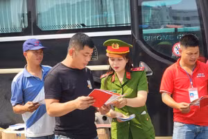 Công an tuyên truyền, nhận diện ma túy cho lái xe.