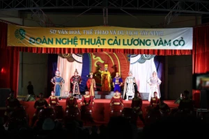 Đoàn Nghệ thuật Cải lương Vàm Cỏ lưu diễn vở cải lương 'Đế đô sóng cả' trên đất Bắc.