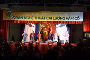 Đoàn Nghệ thuật Cải lương Vàm Cỏ lưu diễn vở cải lương 'Đế đô sóng cả' trên đất Bắc.