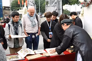 Du khách tìm hiểu và trải nghiệm tranh Đông Hồ.