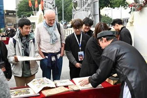 Du khách tìm hiểu và trải nghiệm tranh Đông Hồ.