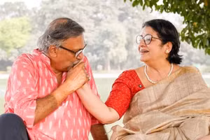 Cặp đôi Kunal Mukherjee và Ashoka Bhattacharya bất chấp định kiến để đến với nhau ở tuổi 65. Ảnh: Channelnewsasia.com