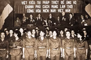 TS Lương Bạch Vân (hàng đầu, thứ 2 từ bên phải sang) đón đoàn lãnh đạo Chính phủ Cách mạng Lâm thời Cộng hòa miền Nam Việt Nam tại Paris, Pháp năm 1967. Ảnh: NVCC