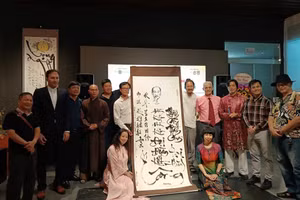 Triển lãm 'Thơ Chủ tịch Hồ Chí Minh qua nét chữ sắc màu' diễn ra tại Bảo tàng Hà Nội đến hết tháng 5/2025.