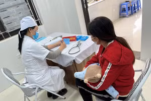 Thời điểm chuyển mùa Thu – Đông thời tiết thất thường, độ ẩm cao là điều kiện lý tưởng để các tác nhân gây bệnh đường hô hấp và tiêu hóa phát triển. Ảnh minh hoạ