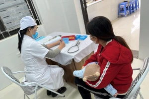 Thời điểm chuyển mùa Thu – Đông thời tiết thất thường, độ ẩm cao là điều kiện lý tưởng để các tác nhân gây bệnh đường hô hấp và tiêu hóa phát triển. Ảnh minh hoạ