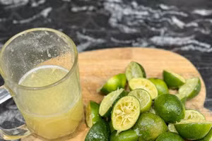 Uống nước cốt chanh buổi sáng đang được nhiều người cho rằng ­chữa bách bệnh. Ảnh: INT