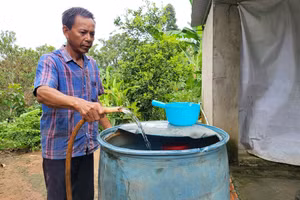 Người dân xã Ia Dom sử dụng nước từ điểm cấp nước trên địa bàn. Ảnh: HP