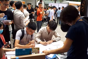 Sinh viên đăng ký tìm việc bán thời gian tại các phiên giao dịch việc làm. Ảnh minh họa: TTXVN