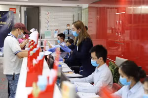 Nhà đầu tư mở tài khoản giao dịch tại Chứng khoán SSI. Ảnh: Quốc Hải