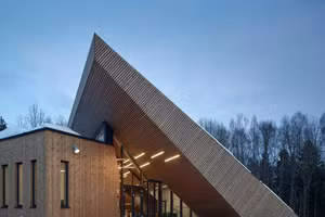 Trường Drøbak Montessori làm bằng gỗ, lắp pin mặt trời.