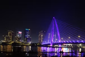 Cầu Ba Son (TP Hồ Chí Minh) rực rỡ về đêm. Ảnh: Bình Thanh