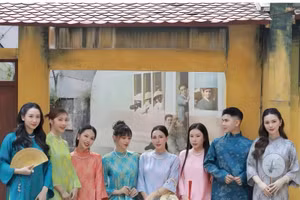 Không chỉ áo dài nữ, áo dài nam cũng ghi nhận lượng mua sắm tăng đáng kể, chủ yếu là đối tượng các bạn trẻ, gen Z.