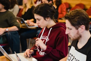 Thiếu định hướng nghề nghiệp khiến người trẻ EU có xu hướng bỏ học.