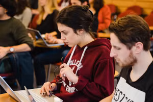 Thiếu định hướng nghề nghiệp khiến người trẻ EU có xu hướng bỏ học.