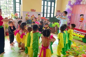 Một buổi sinh hoạt chuyên đề tại điểm trường Hồng Ngài. Ảnh: NVCC