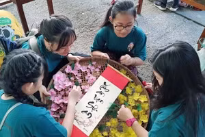 Học sinh tham gia hoạt động mừng xuân trước kỳ nghỉ Tết. Ảnh: L.T.