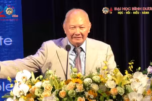 Giáo sư Cao Văn Phường trong Lễ kỷ niệm 20 năm thành lập Trường Đại học Bình Dương. Ảnh tư liệu