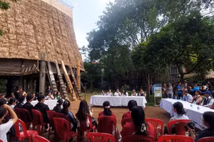 Tọa đàm bên nhà rông Ba Na vừa được Bảo tàng Dân tộc học hoàn thành tu sửa. Ảnh: Hoàng Anh