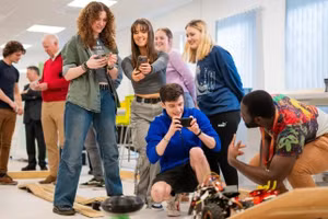 Sinh viên học nhóm và thực hành là nền tảng phương pháp sư phạm NMITE.