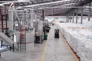 Rác thải nhựa được tái chế tại nhà máy. Ảnh: Duy Tan Recycle