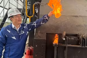 KS Bùi Quốc Dung đốt thử nghiệm dầu nhiệt phân từ hệ thống.