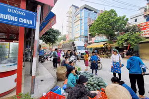 Sáng sớm, người dân từ mọi ngả đường tấp nập kéo đến chợ.