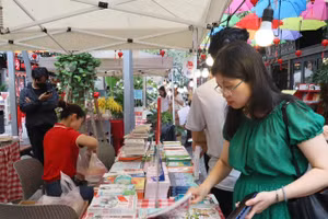 Để xác lập vị thế mới của sách trong phát triển công nghiệp văn hóa, giới xuất bản cần thay đổi tư duy chuyển từ 'làm sách' sang 'phát triển nội dung'.