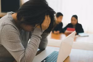 Một nguyên nhân cơ bản gây ra 'karoshi' ở giáo viên là tình trạng làm việc quá tải. Ảnh: Tokyokeizai