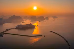 Buổi sớm mùa Thu trên vịnh Hạ Long.