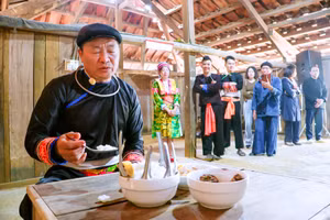 Khi việc chuẩn bị xong, chủ nhà sẽ thắp hương bày các lễ vật để cúng thần linh, tổ tiên…