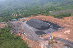 Bãi san hạ tải than của Công ty TNHH Nam Tiến ở thôn A Đeng (xã A Ngo) thường xuyên bị người dân phản ánh gây ô nhiễm.