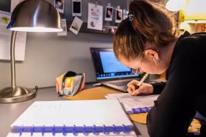 Trẻ em nhập cư Mỹ học trực tuyến.