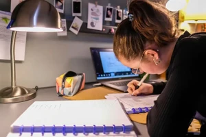 Trẻ em nhập cư Mỹ học trực tuyến.