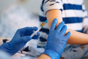 Tiêm vắc-xin nhắc lại hằng năm giúp duy trì kháng thể, giảm nguy cơ mắc cúm và biến chứng nặng. Ảnh minh họa: INT