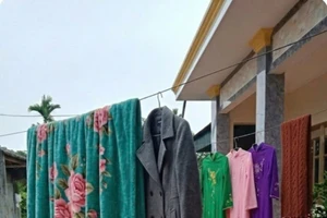 Hong nắng ngày xuân là hong lại những ký ức, hong lên niềm tin và sự ấm áp trong mỗi con người. Ảnh: Thanh Hoà.